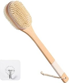 Evita estos errores al usar cepillos de baño de mango largo